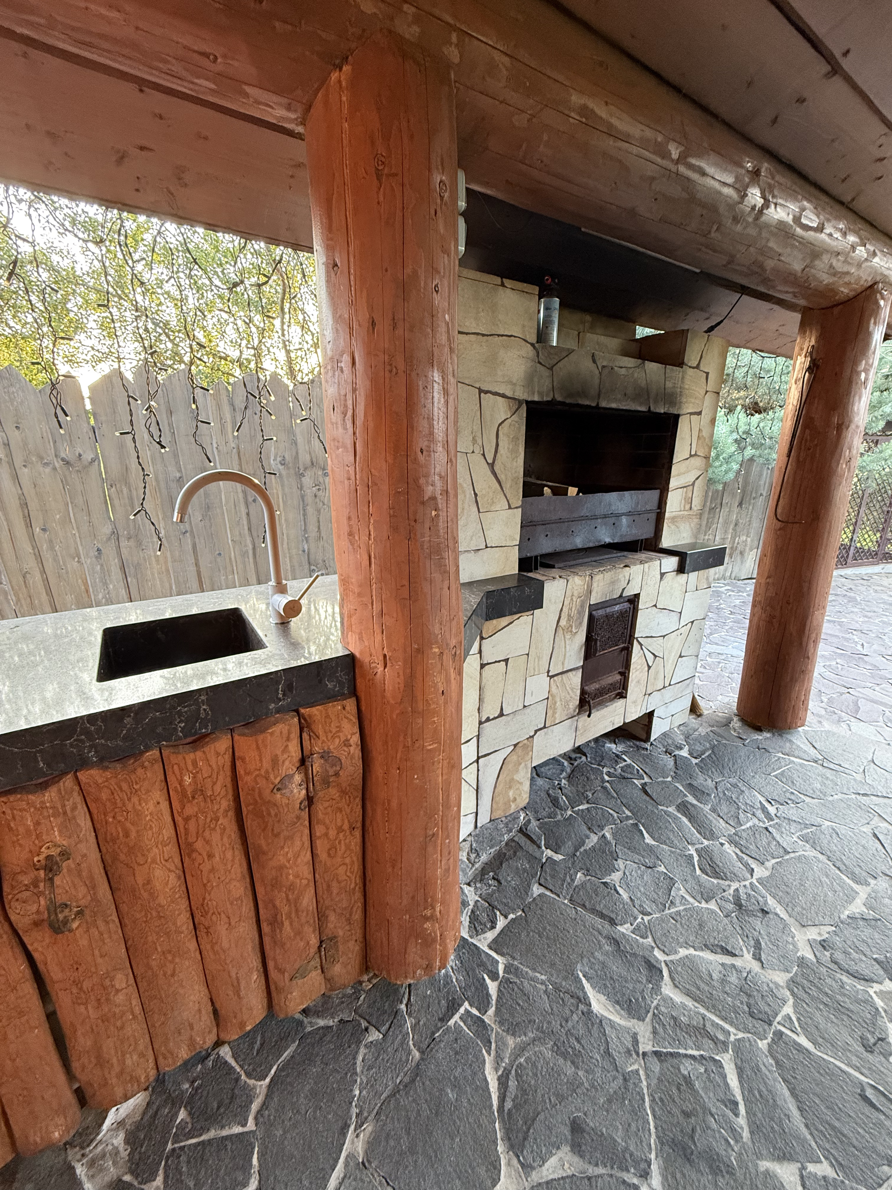 Барбекю-зона з кам'яним грилем