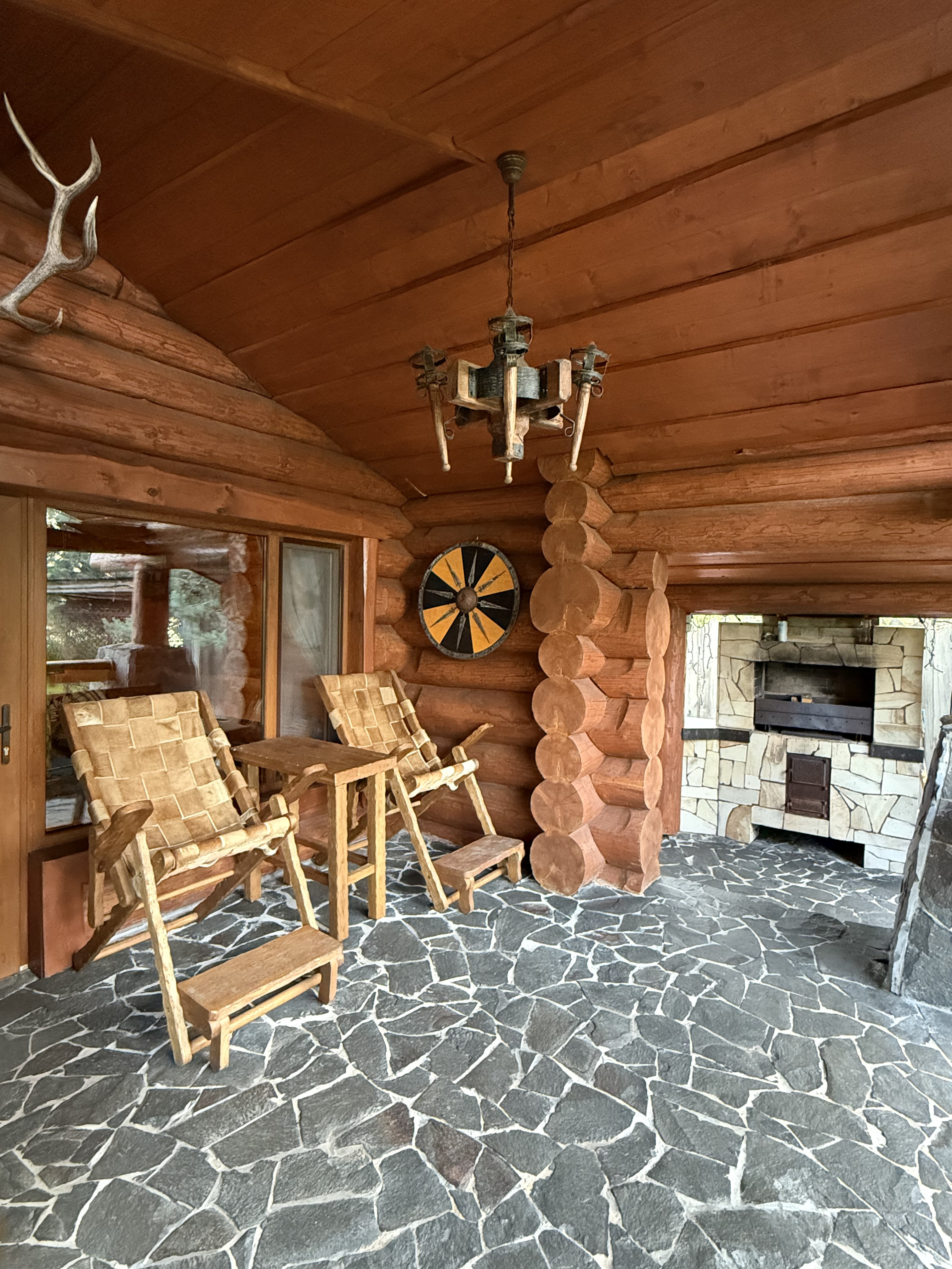 Барбекю-зона з дерев'яними меблями і дерев'яною стіною