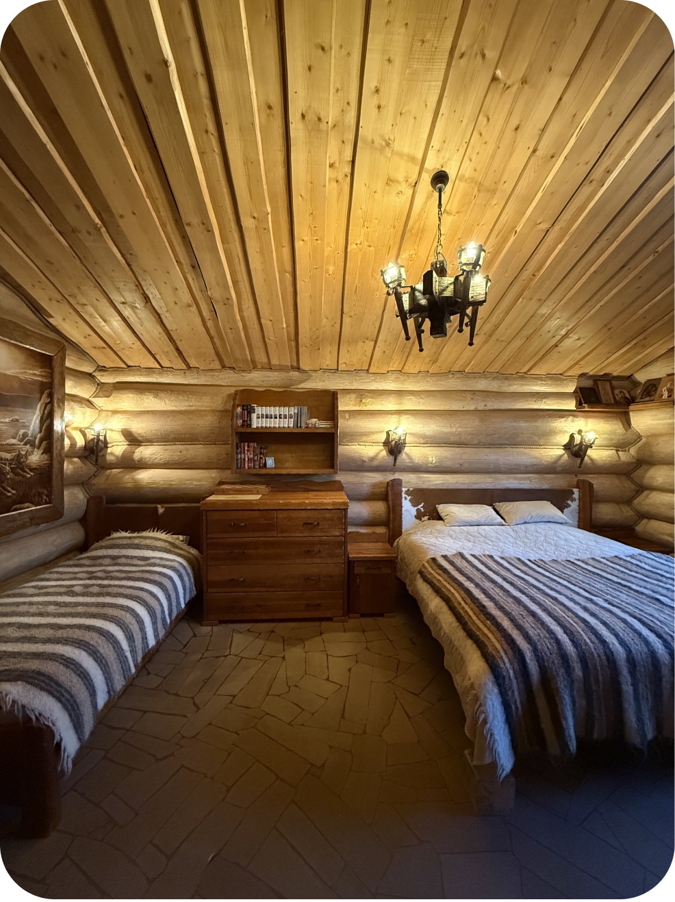 Спальня 2, фото 1: кімната з двоспальним і односпальним ліжком, дерев'яні стіни