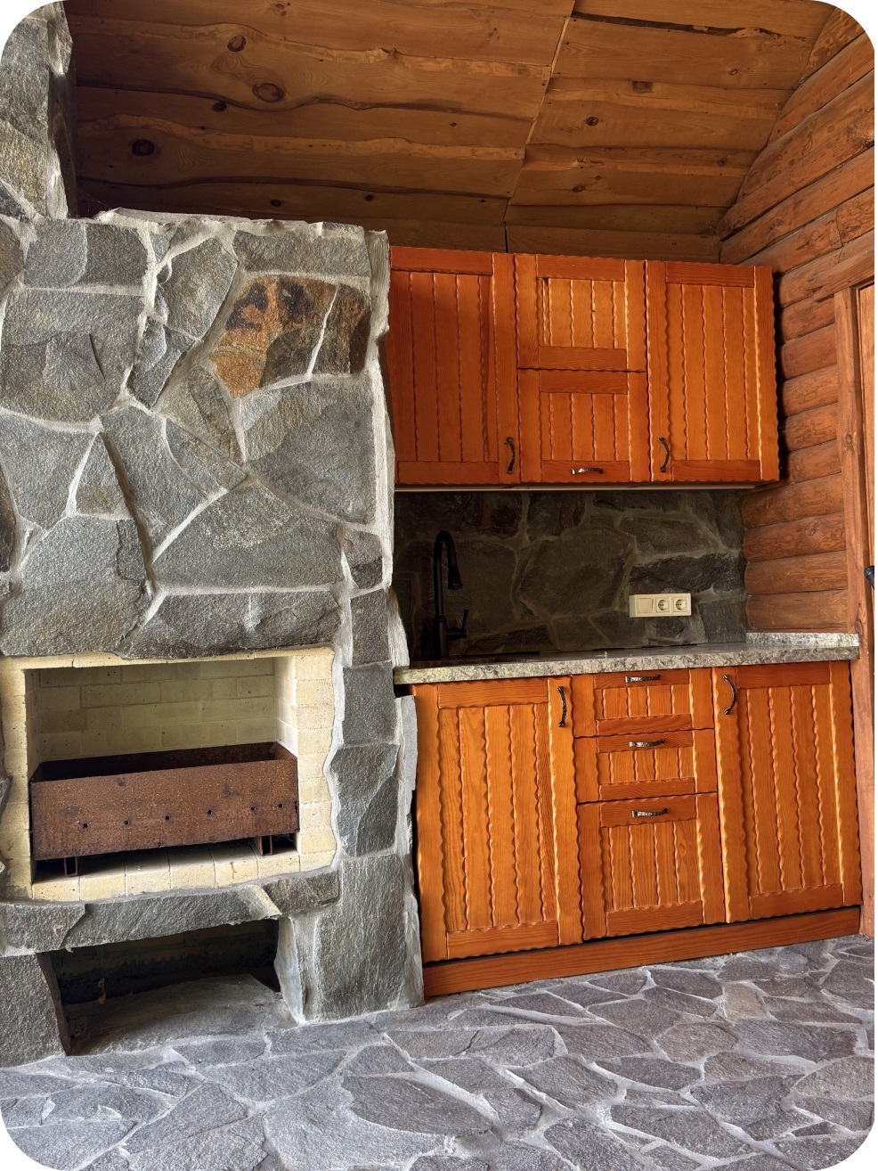 Барбекю-зона з кам'яною плиткою та обладнанням