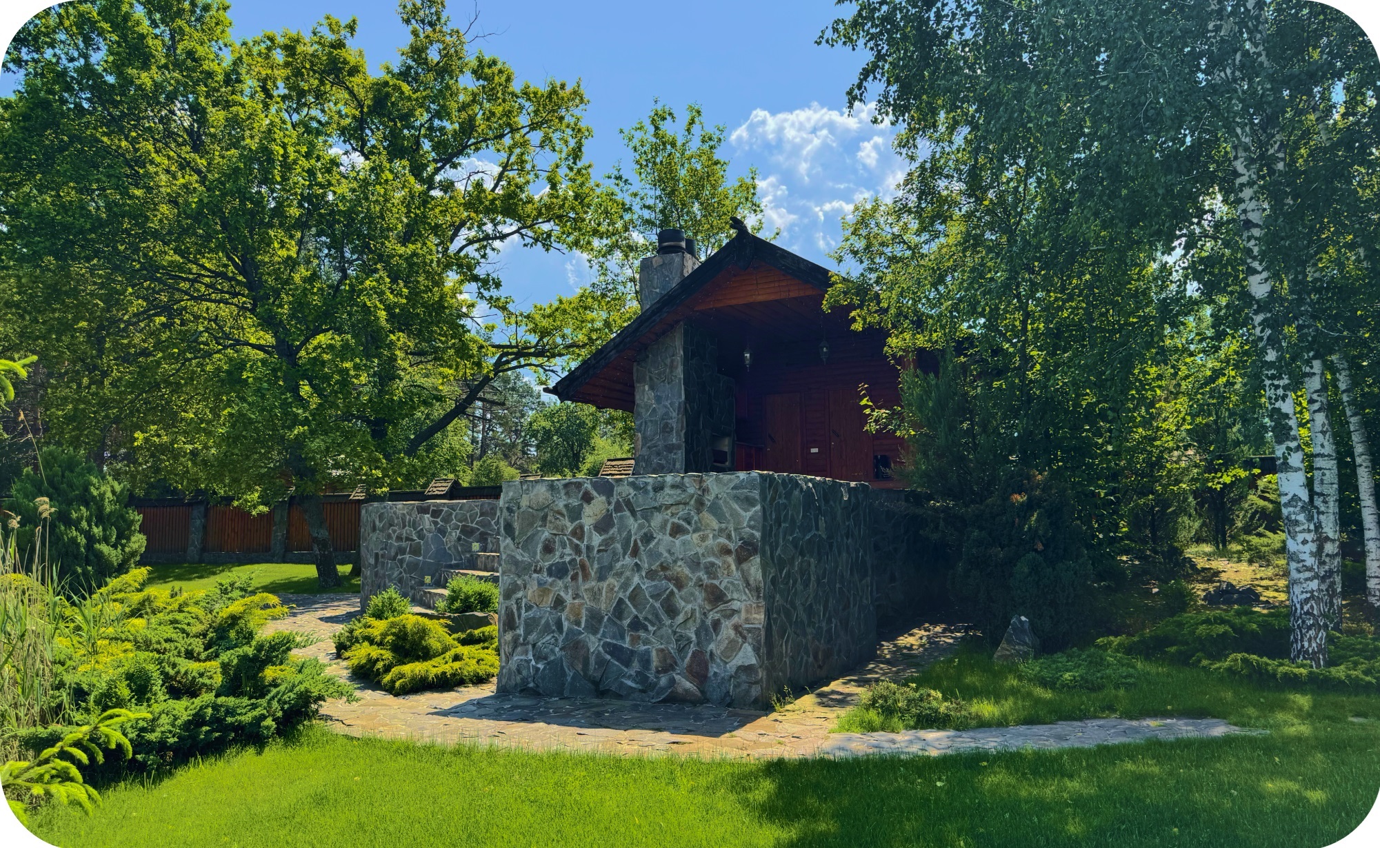 Фото чан з кам'яною основою та зеленою травою навколо