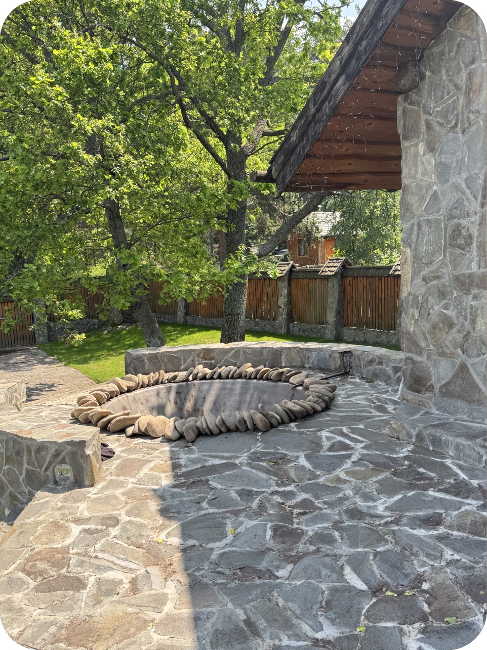 Чан зі зручною кам'яною основою та дерев'яною огорожею