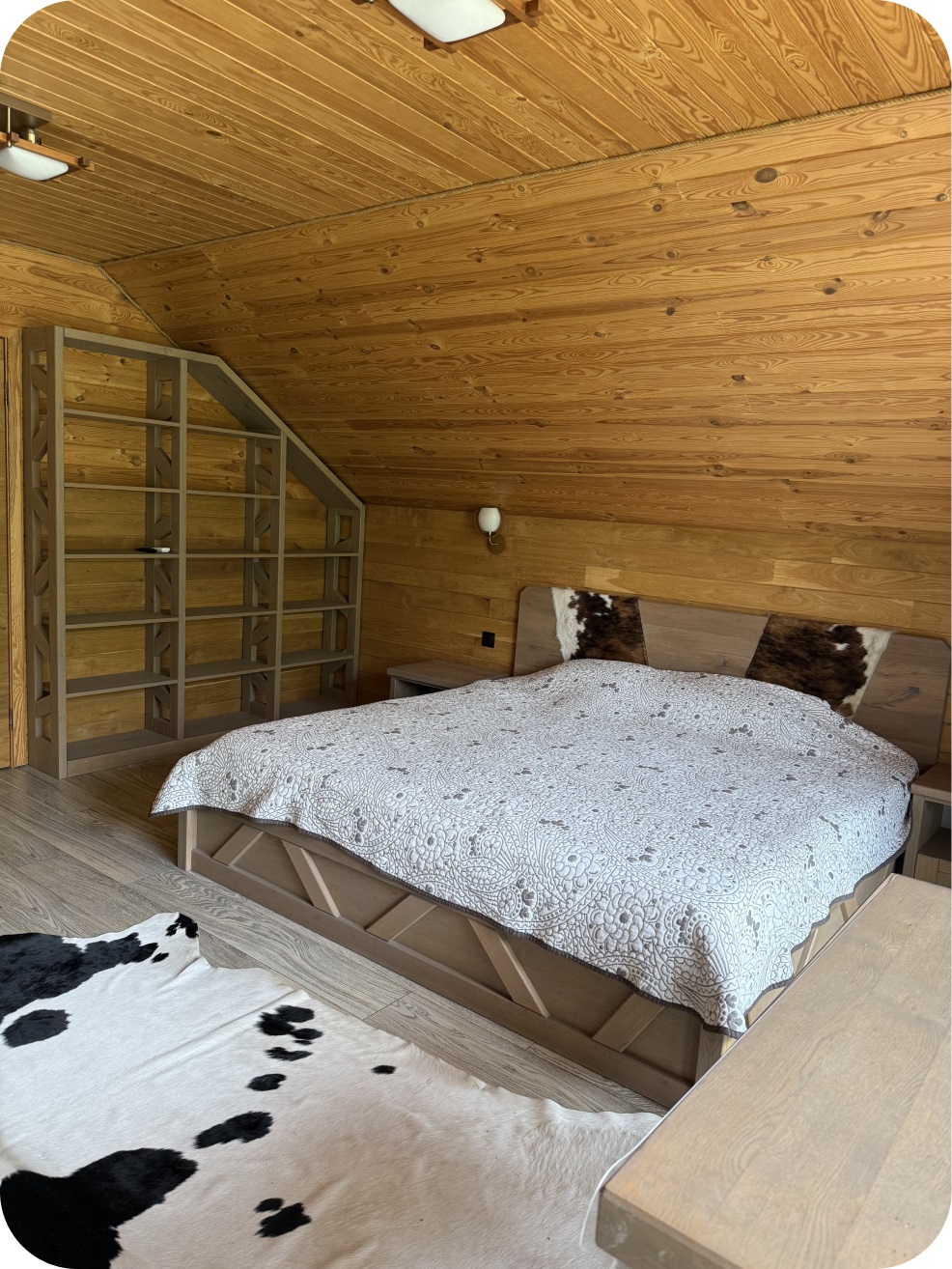 Спальня в Еллінзі, дерев'яні стіни, велике ліжко з подушками