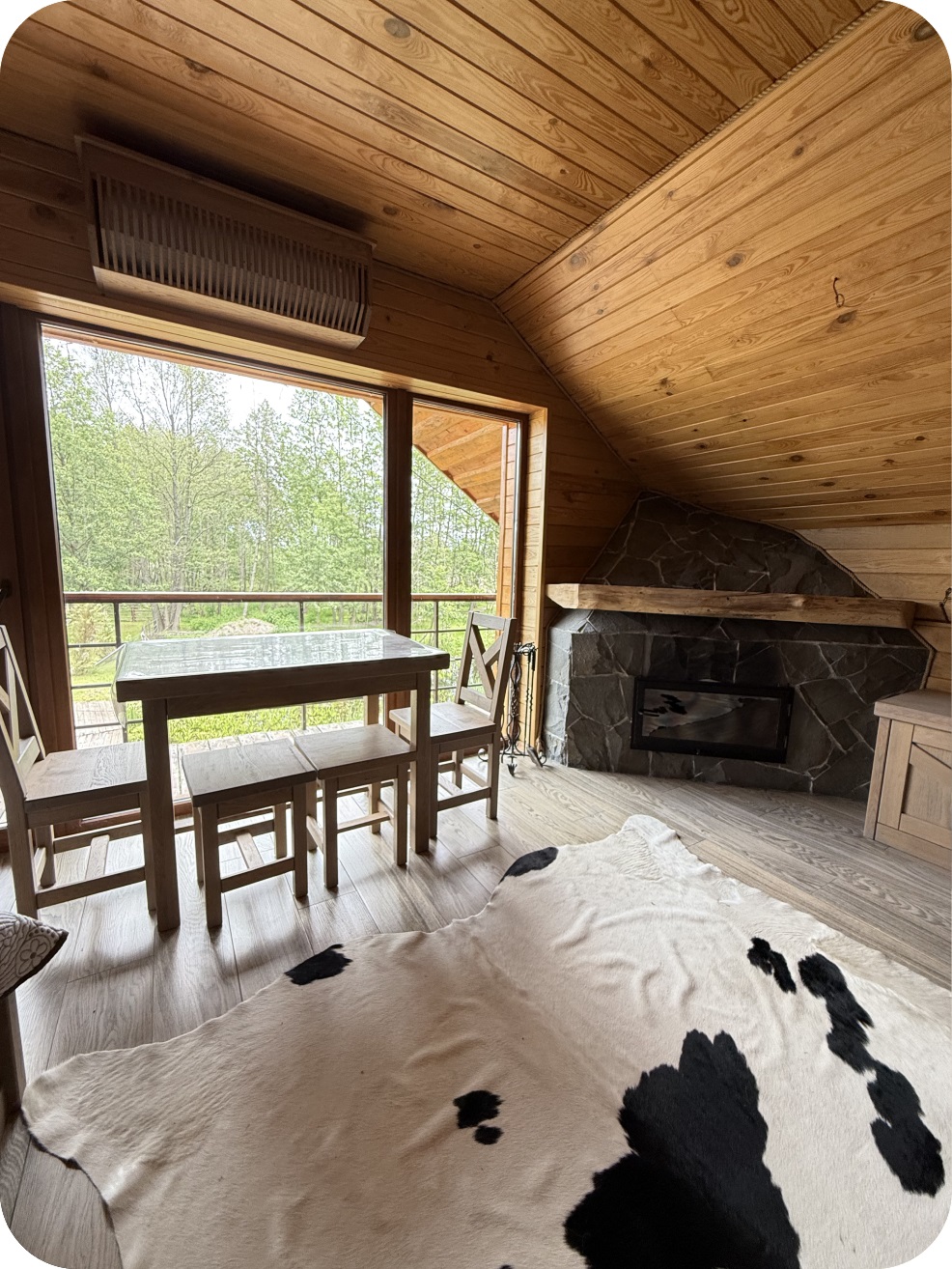 Зона відпочинку в спальні з каміном та великим видом з вікна