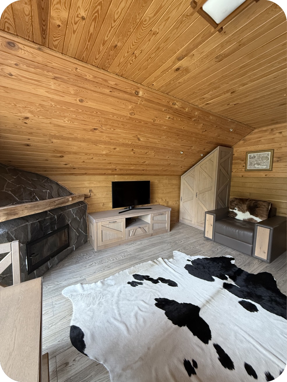 Інтер'єр спальні в Еллінзі з телевізором і стільцем