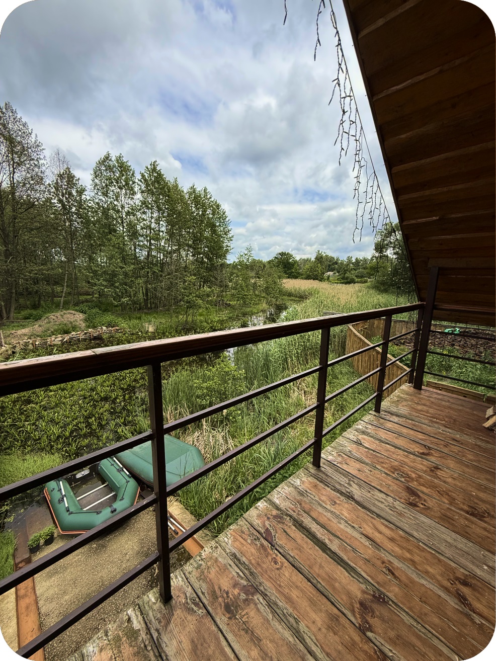 Лодж на версці, балкон з огорожею, вид на річку