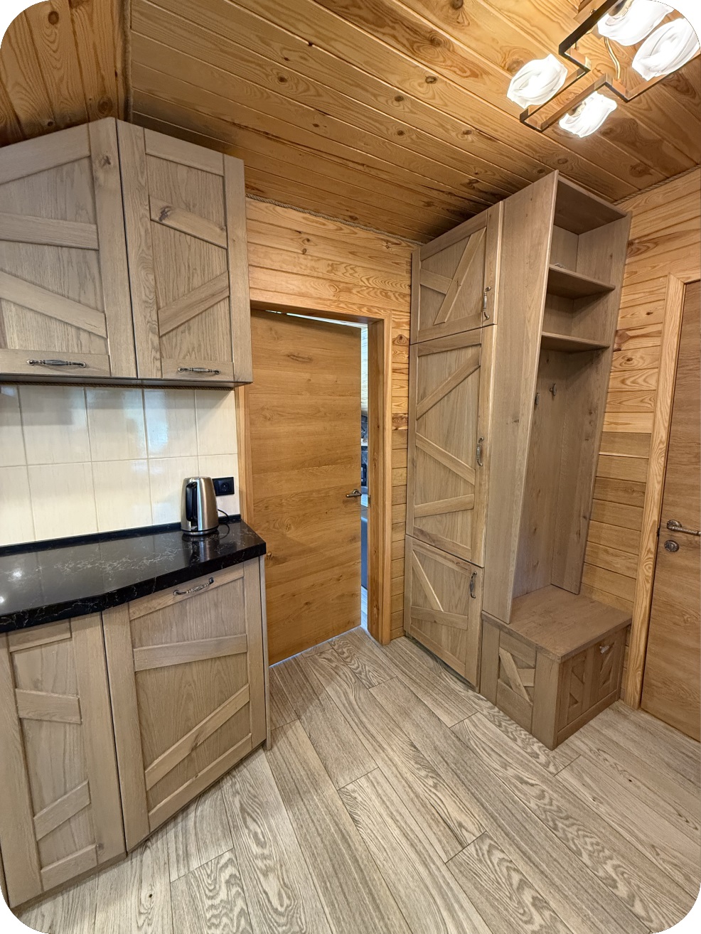 Кухня у Елінг зі світлими дерев'яними шафами