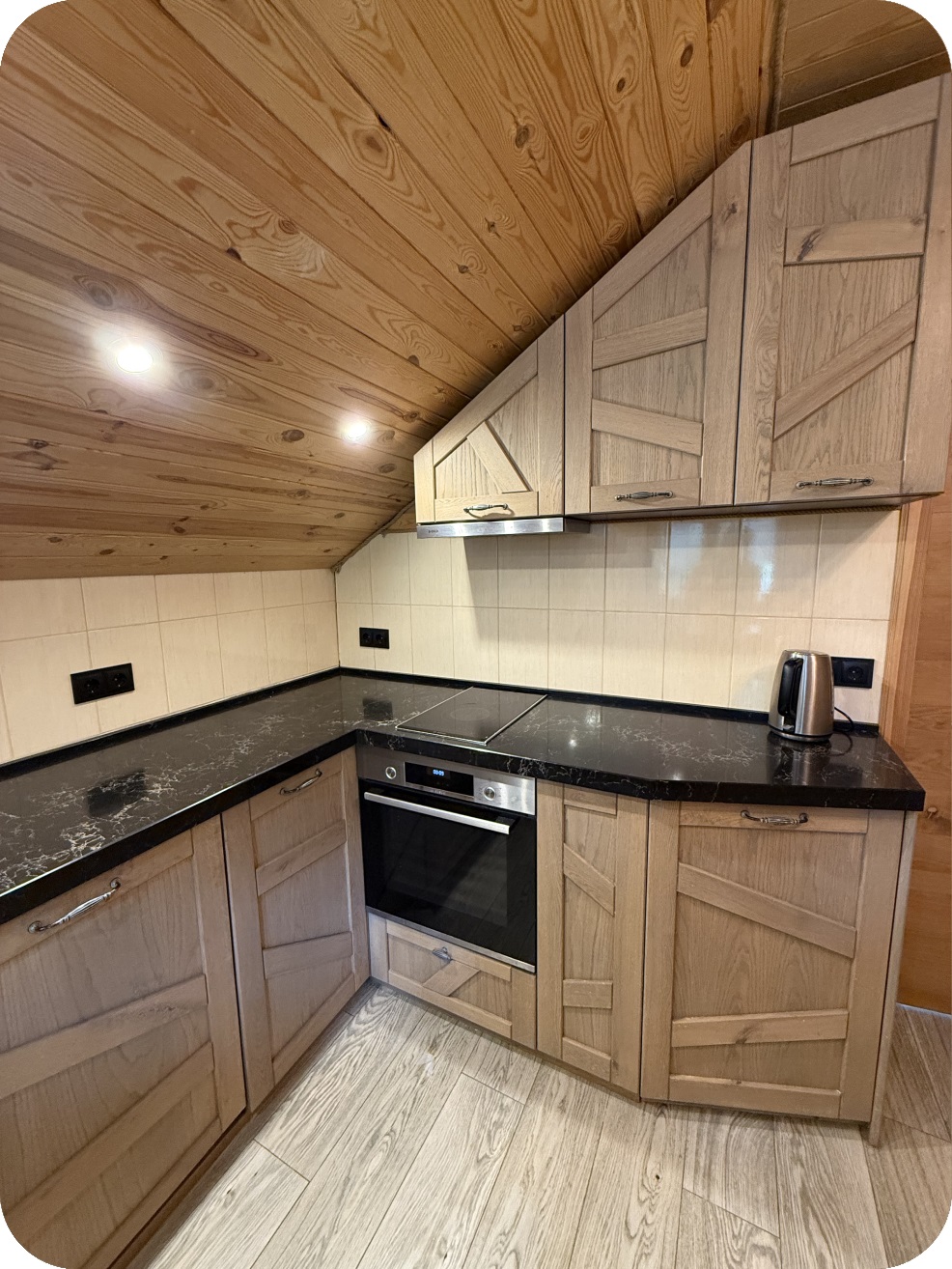 Велика кухня з плиткою і духовкою