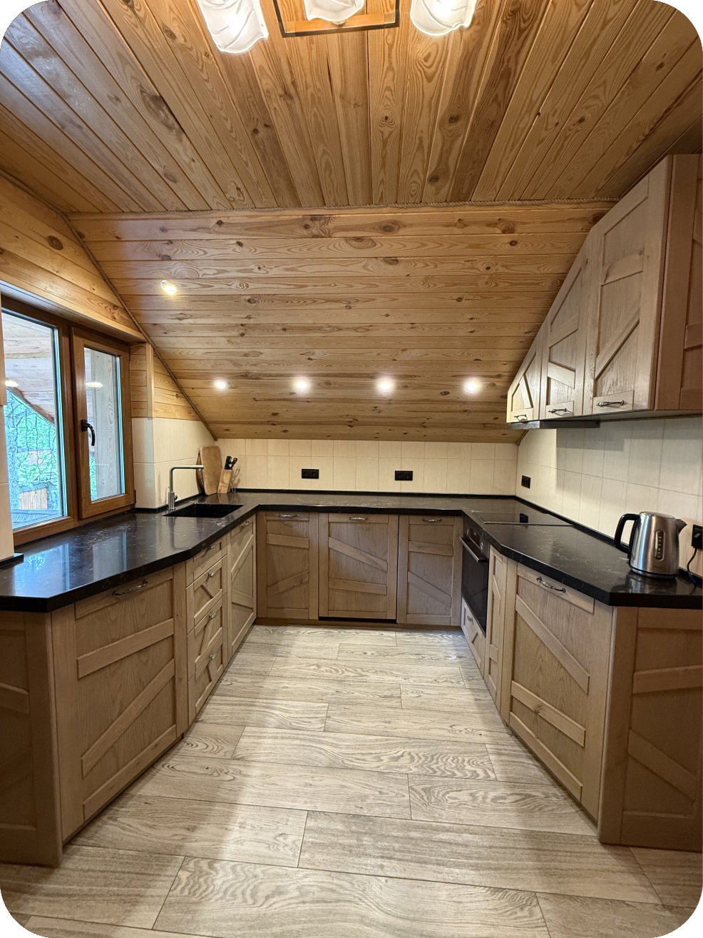 Світла кухня з великою кількістю шаф