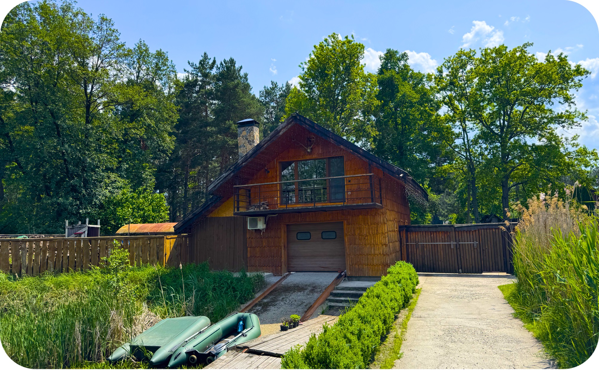 Елінг з дерев'яною обшивкою, поруч зі ставком з човнами