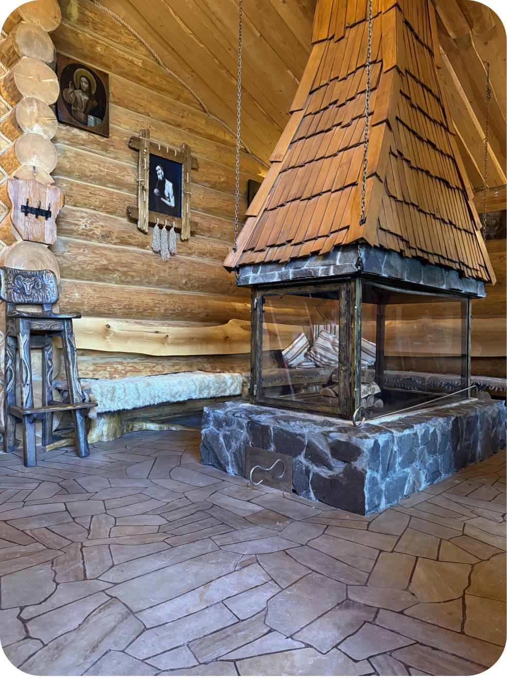 Головний зал з каміном і кам'яною підлогою