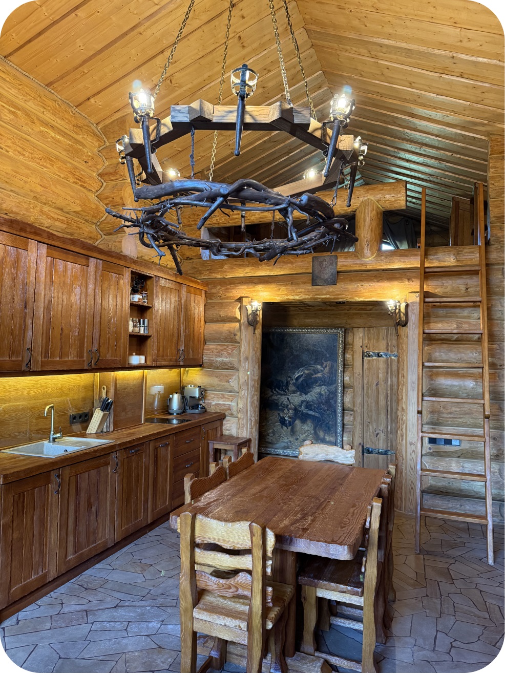 Головний зал з великим дерев'яним столом і люстрою