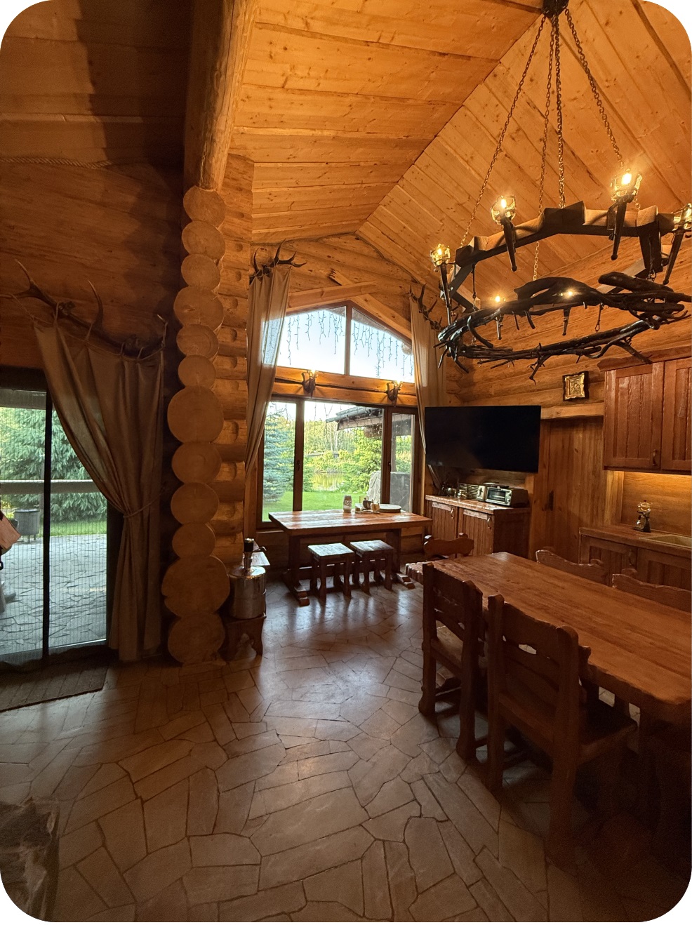 Просторий головний зал з великими вікнами і дерев'яним балконом