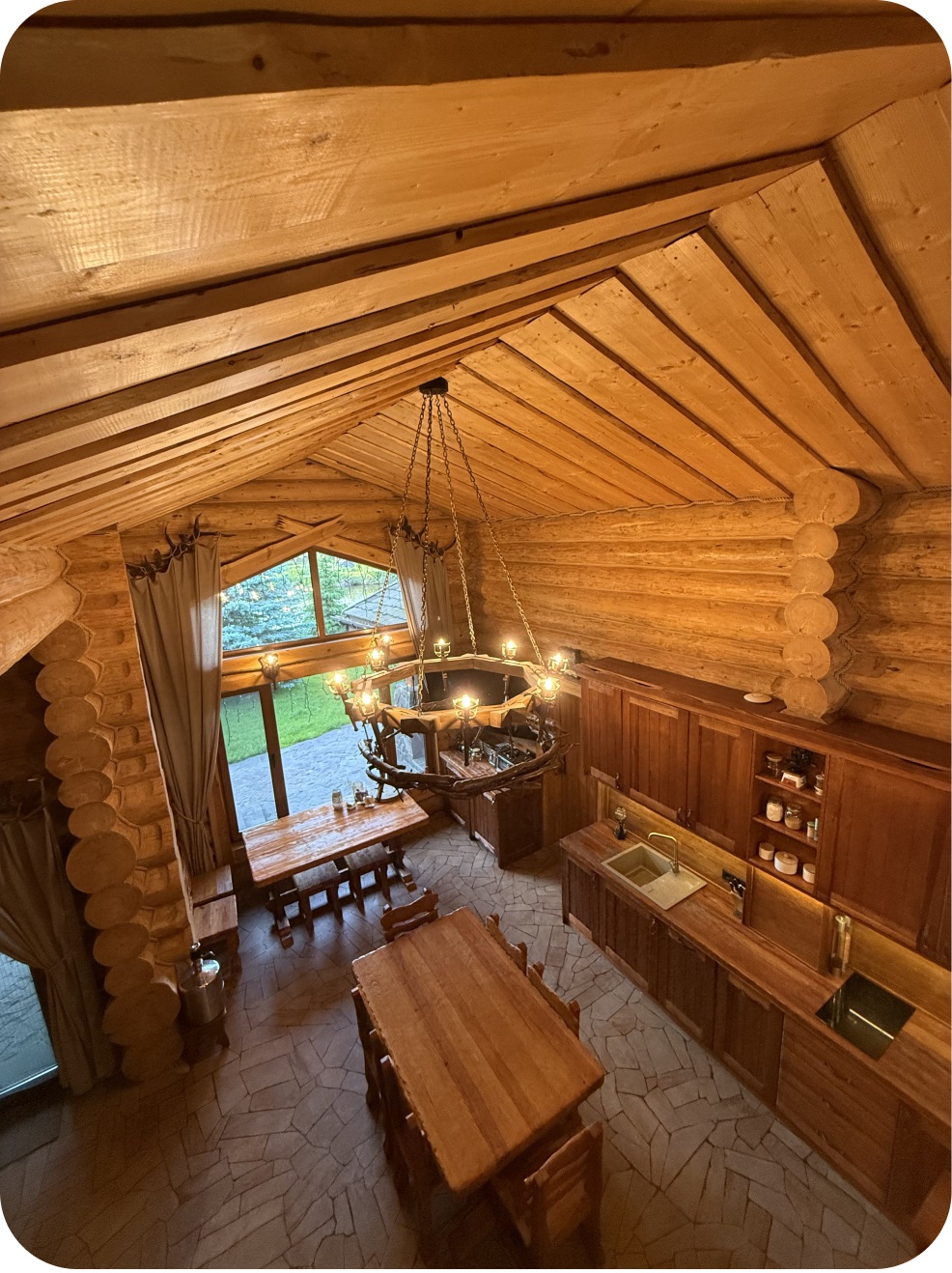 Вид з висоти головного залу на дерев'яну меблі і великий вітраж